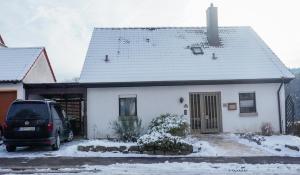 EbernFerienhaus Taeffner的一辆停在前面的白色房子,一辆面包车