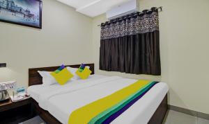 加尔各答Hotel Park Central的一间卧室设有一张床和一个窗口