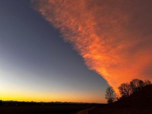 莱希河畔兰茨贝格Ferienziel Wibmer的日落时分天空中的云层形成
