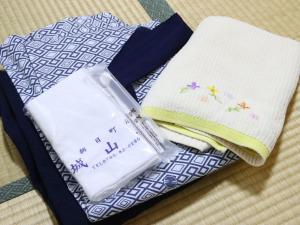 朝日Shiroyamasou的两张毛巾彼此坐在桌子上