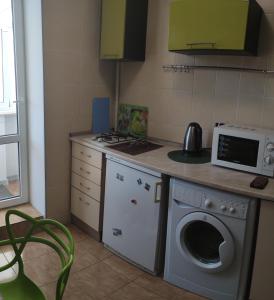 克列缅丘格Smart Apartment на Соборной 23的厨房配有洗衣机和微波炉。