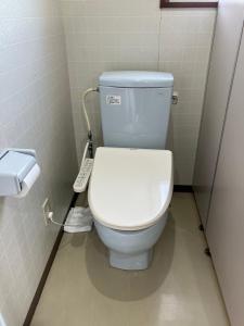 Inaiビジネスホテルパークイン石巻的浴室位于隔间内,设有白色卫生间。