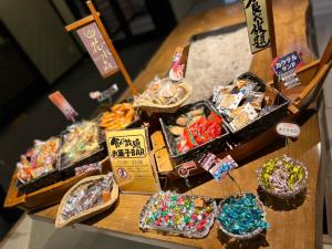 笛吹市花水晶日式旅馆的一张桌子,上面放着许多不同类型的食物