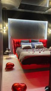 圣西尔-莱科勒Villa avec jacuzzi privatif的一间卧室配有红色的床和红色凳子