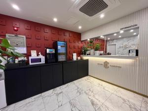 仁川市Carlton Hotel Bupyeong的一间配有微波炉的咖啡店