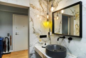 雅典Five Seasons Alimos的一间带水槽和镜子的浴室