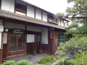 东大阪市TAKIO Guesthouse - Vacation STAY 11600v的一座有标志的建筑,上面写着"cichlota"字样