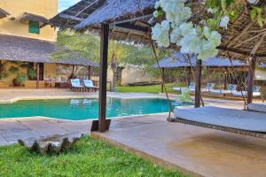 拉穆Pepo Villa, Anasa Hotels & Experiences的一个带两张床和游泳池的度假村