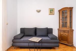 杜布罗夫尼克Apartment Marisol的客厅配有沙发和桌子