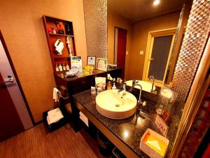 小牧市小牧香草情趣酒店（仅限成人）的一间带水槽和镜子的浴室