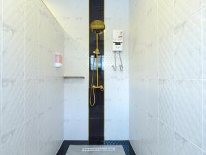 芭堤雅市中心Top Pool Villa B5的浴室内设有黑色门淋浴
