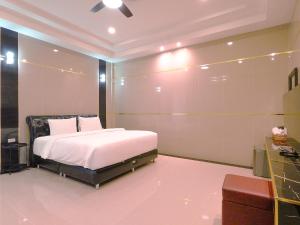 芭堤雅市中心Top Pool Villa B5的卧室配有一张床