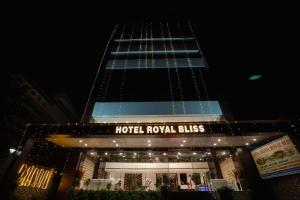 巴特那Royal Bliss的夜间酒店皇家的幸福感被点燃