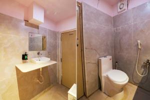 海得拉巴FabHotel Maruthi Residency的浴室配有卫生间、盥洗盆和淋浴。