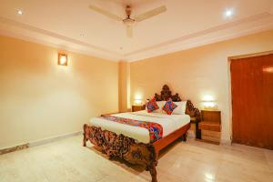 海得拉巴FabHotel Maruthi Residency的一间卧室设有一张床和天花板