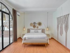 JetisTujuan Jogja Villas With Private Pool的白色的卧室设有床和大窗户