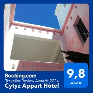 马哈赞加Cytyz Appart Hôtel的一座建筑,上面标有阅读舒适公寓酒店的标志