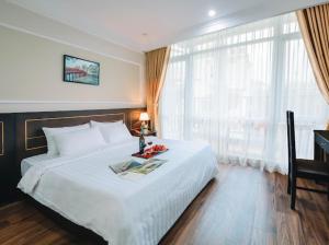 河内Lake View Hotel & Travel的卧室设有一张白色大床和一扇窗户。