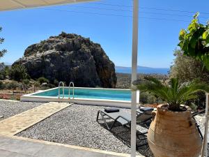 圣加利尼Vrachos Luxury Home 3, private pool!的山景游泳池