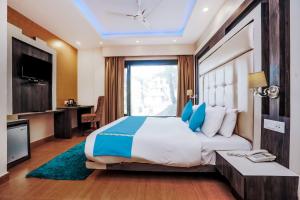 西姆拉Green Valley Resort Mashobra By AN Hotels的一间卧室配有一张带蓝色枕头的大床