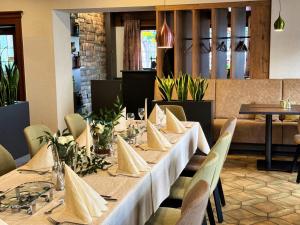 吕德斯海姆科兰切酒店的一间带长桌和椅子的用餐室
