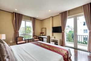 胡志明市La Palma - Garden Saigon Hotel Phu My Hung的酒店客房设有一张床和一个阳台。