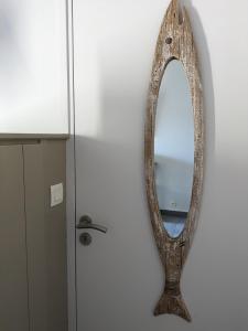 雷岛圣玛丽风中岛酒店的挂在橱柜旁墙上的镜子