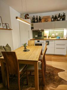 图拉彻霍赫Grünseeappartement的厨房配有木制用餐室的桌椅