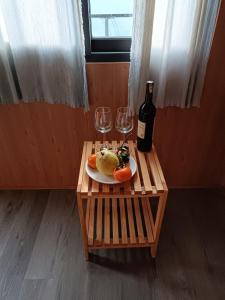 老街市Sapa Wind’s House的一张桌子,上面放着两杯酒和一瓶葡萄酒