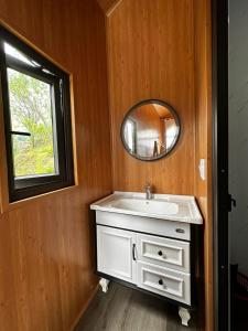 老街市Sapa Wind’s House的浴室设有白色水槽和镜子