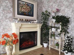 OlayneLiepu Residence的客厅设有鲜花和绘画壁炉