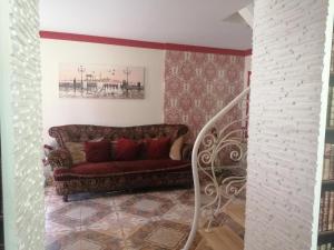 OlayneLiepu Residence的一间带红色沙发的客厅和楼梯