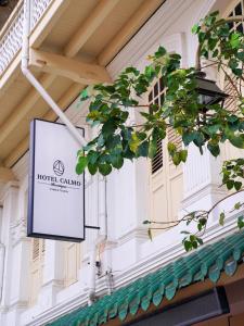 新加坡Hotel Calmo Chinatown的建筑物一侧的标志