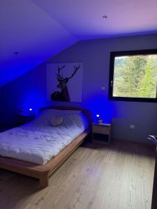Gerbamont Gîte du Bambi的卧室配有一张挂着鹿画的床。