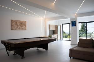 埃皮斯科皮Elarchon Villa Private Pool的客厅配有台球桌和沙发