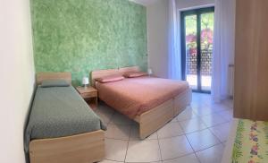 赫拉弗多纳德尔法尔科酒店的一间卧室设有两张床和窗户。