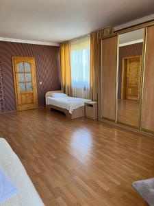 ChynadiyovoMini-Hotel "Nord"的大房间设有两张床和镜子