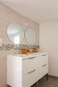 卡伦扎纳Apparemment départ GR20的浴室设有白色水槽和两面镜子