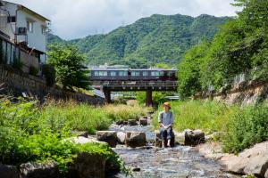 神户玛雅神户旅馆的坐在河上的人,坐火车