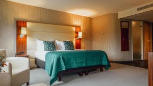 鹿特丹鹿特丹凡德瓦克酒店的配有一张床和一把椅子的酒店客房