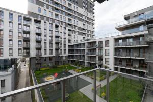 罗兹Very Stylish&Secure Penthouse -Free Parking的公寓大楼设有阳台和庭院。