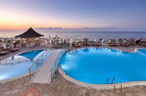 玛利亚Alexander Beach Hotel & Village Resort的一座位于海滨度假胜地的游泳池
