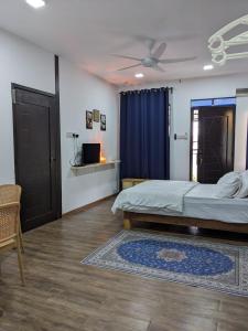 甲抛峇底Rods Homestay - Kg Agong Penaga的一间卧室配有一张床和吊扇