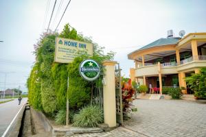 鲁亨盖里Home Inn Hotel Rwanda的大楼一侧的房屋旅馆标志