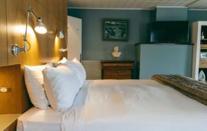 霍巴特Islington Hobart - Wellington Suite - Australia的卧室配有白色的床和冰箱。