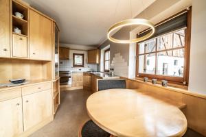 卡斯特尔罗托Apartment Misalt的厨房配有木桌和大窗户。