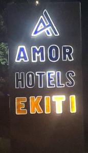 Ado EkitiAMOR Hotel Ekiti的墙上挂着一个汽车旅馆标志