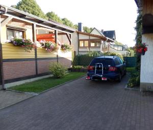 GotthunFerienwohnung unweit der Müritz的停在房子前面的汽车