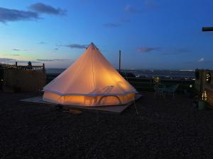 哈肯Top pen y parc farm bell tent的屋顶上的帐篷