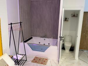 阿尔卡拉德尔胡卡尔LOFT TÚ y YO的带浴缸的浴室和卫生间
